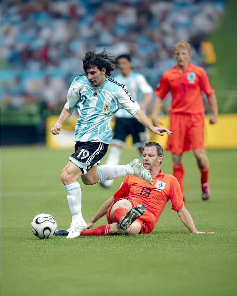 湖人客场惨遭国王屠戮，东契奇心态崩溃两名首发成“铁匠”，一项数据被完爆